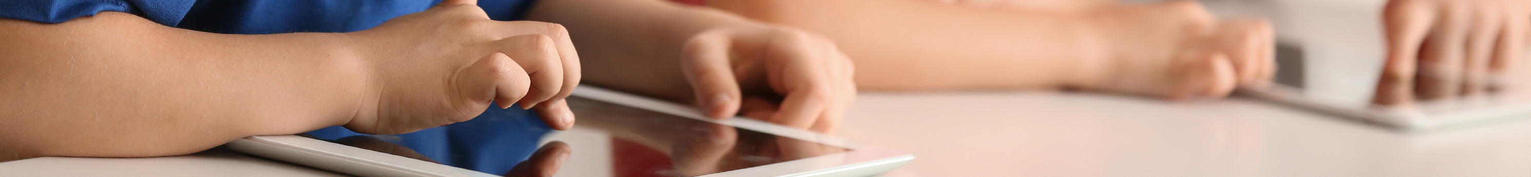 Un enfant fait un exercice sur une tablette.